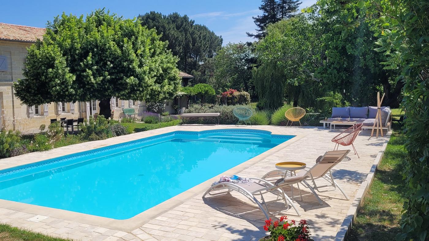 Piscine au coucher du soleil